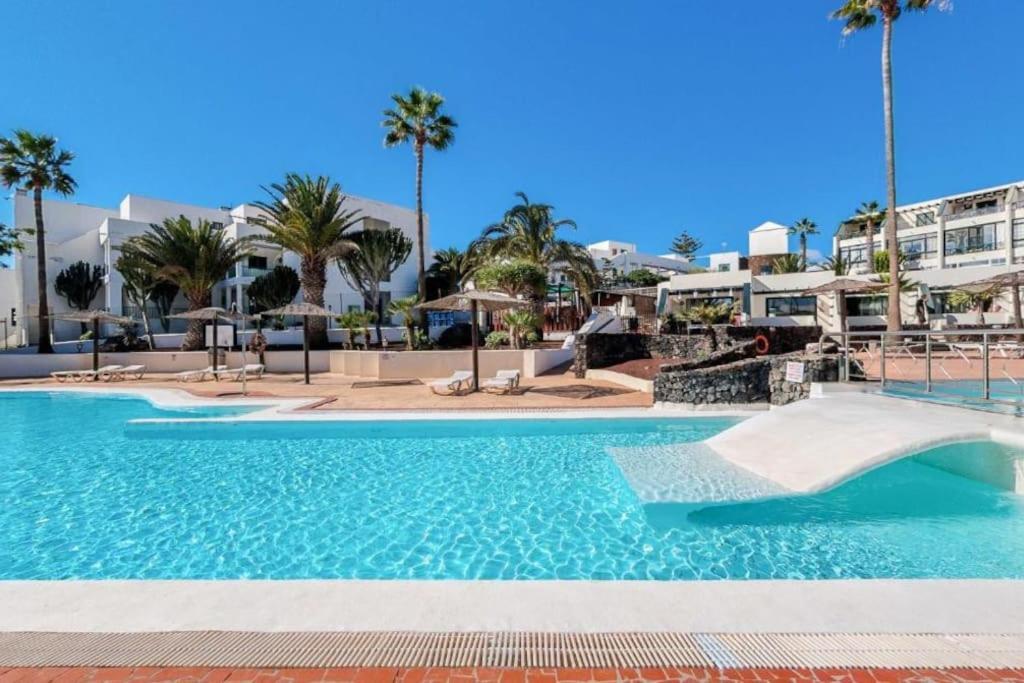 Pequeno Bungalow Firt Line Of The Sea Costa Teguise Exteriör bild