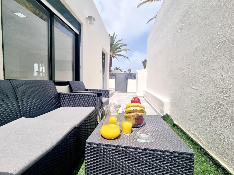 Pequeno Bungalow Firt Line Of The Sea Costa Teguise Exteriör bild