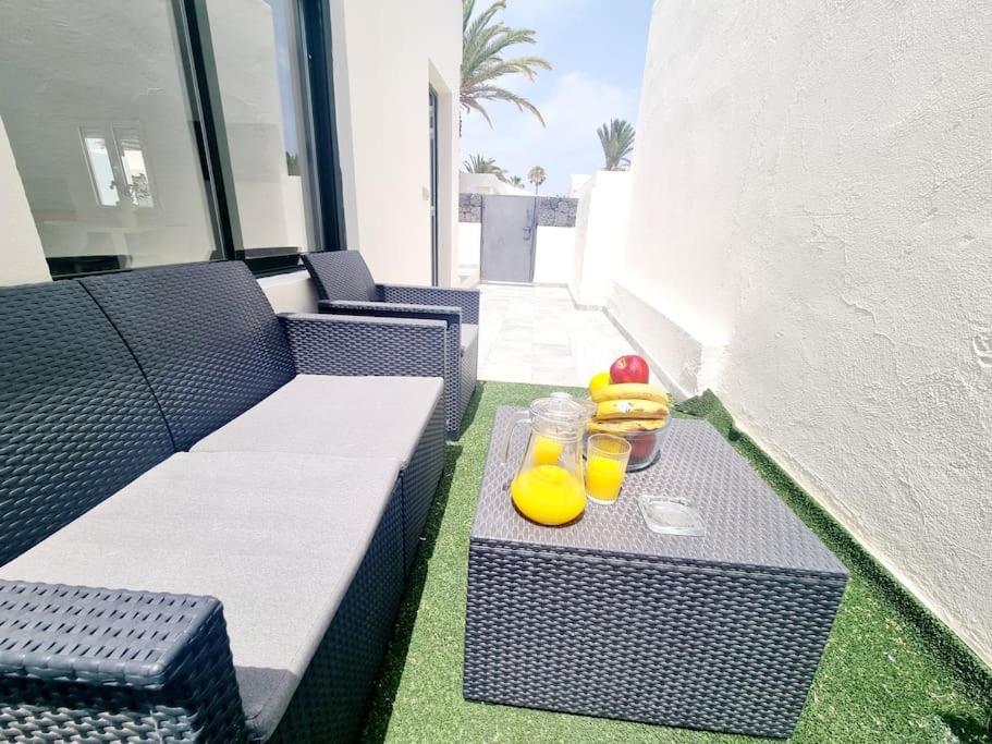 Pequeno Bungalow Firt Line Of The Sea Costa Teguise Exteriör bild