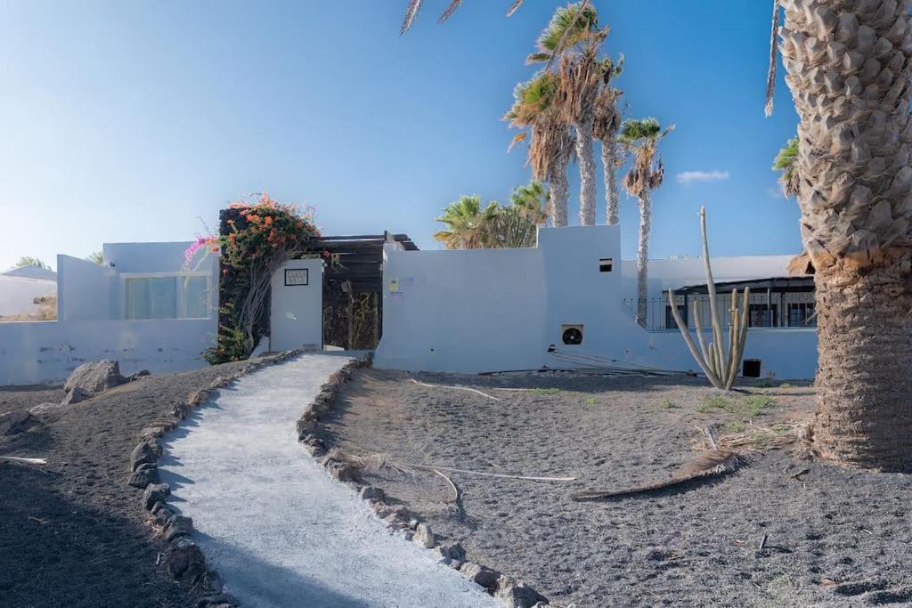 Pequeno Bungalow Firt Line Of The Sea Costa Teguise Exteriör bild