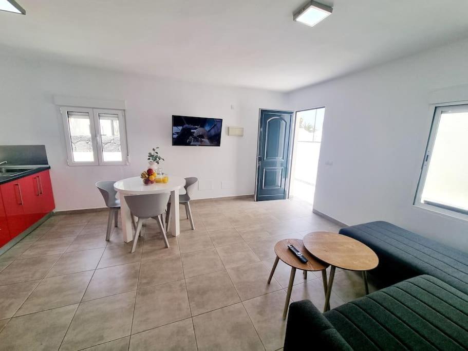 Pequeno Bungalow Firt Line Of The Sea Costa Teguise Exteriör bild